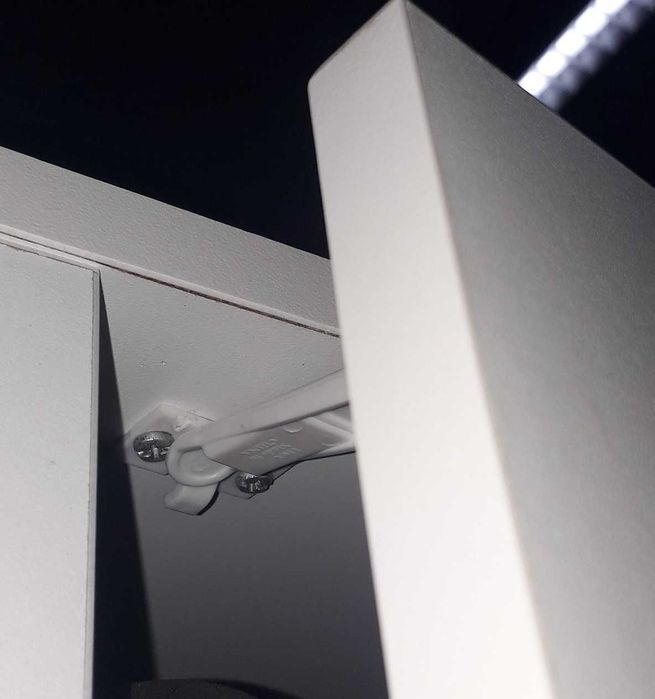 Seguranças para gavetas ou portas de móveis.