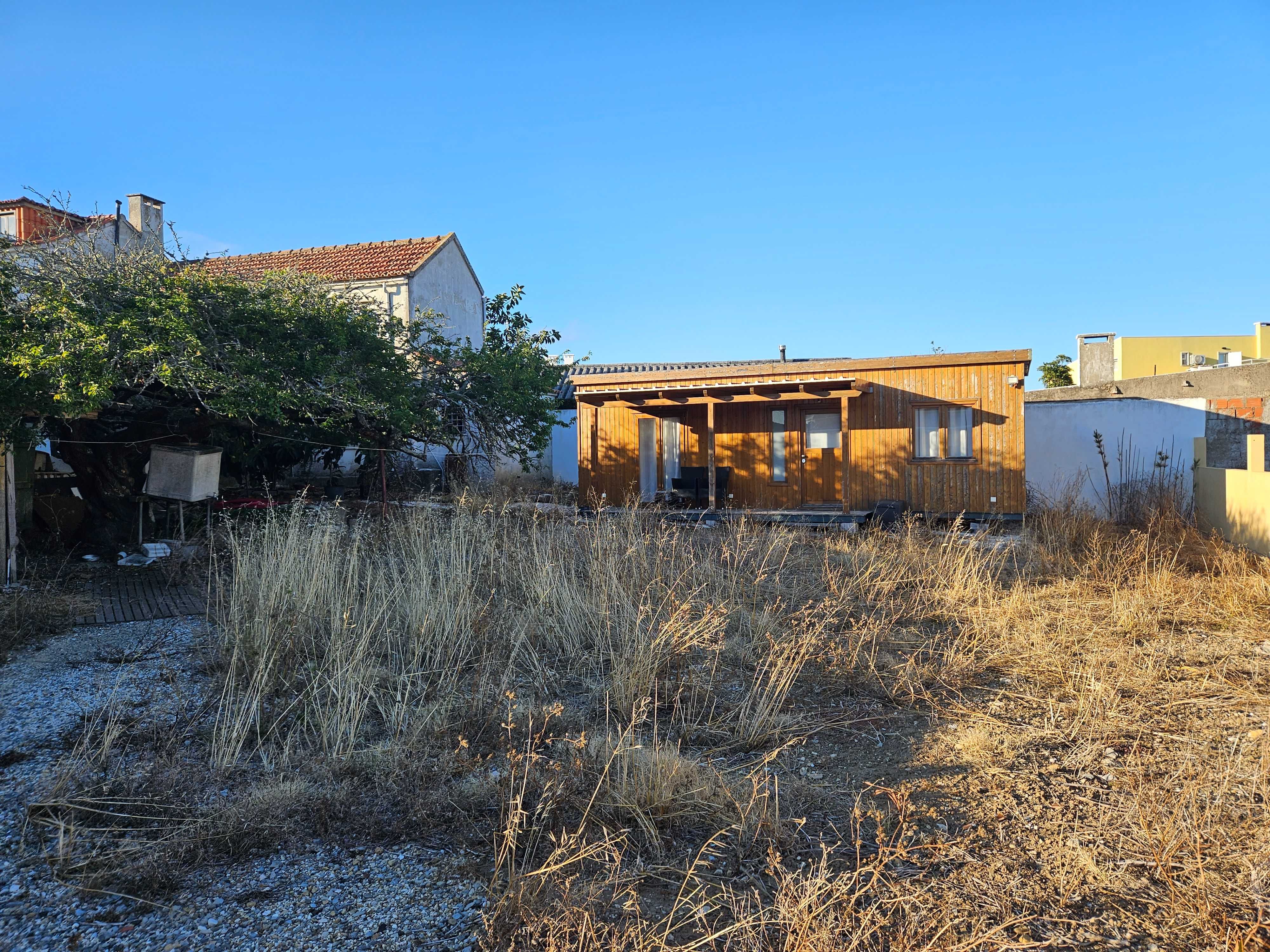 Terreno com casa T1 e 2 anexos, Linhó