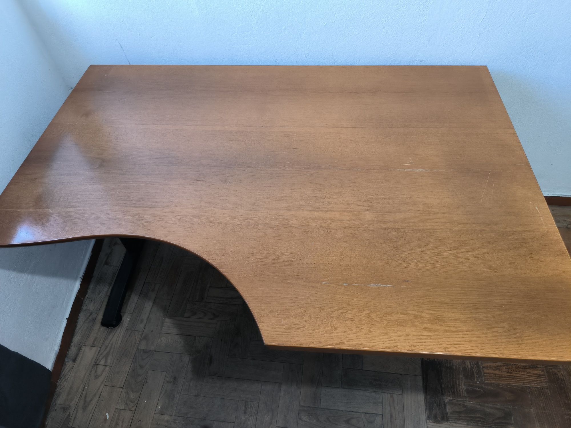 Mesa de escritório com calha para cabos  140x100x70