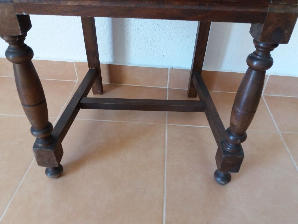 Mesa de sala com pés de galo com 4 cadeiras