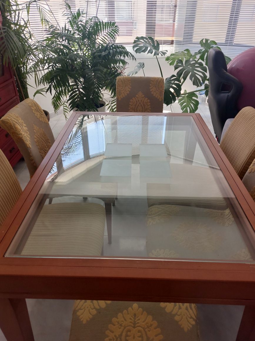 Mesa de madeira e vidro extensível