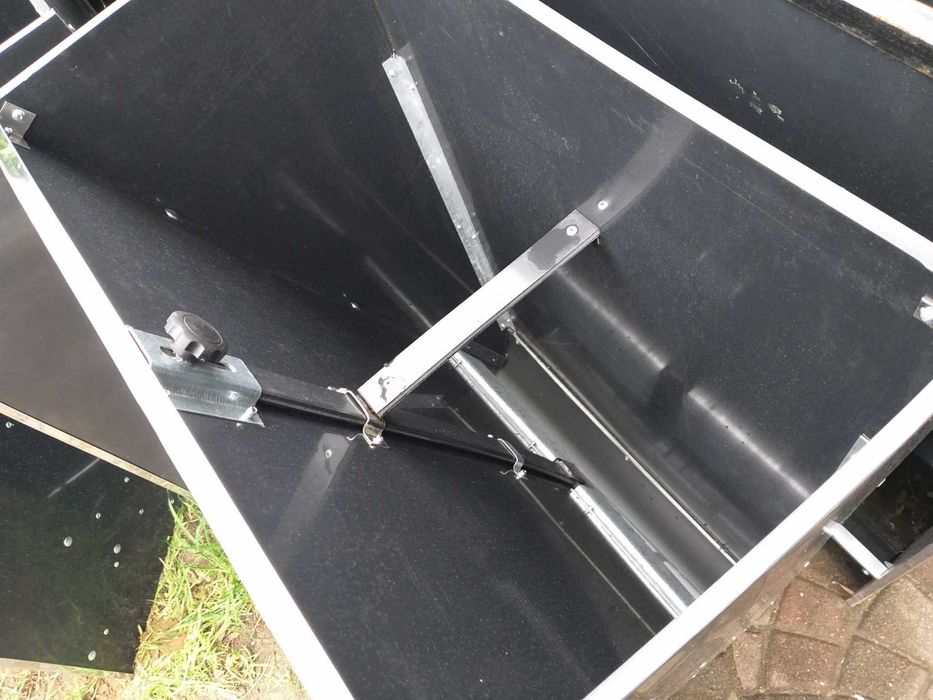 Automat dwustanowiskowy na paszę SUCHĄ dla TRZODY-KARMNIK