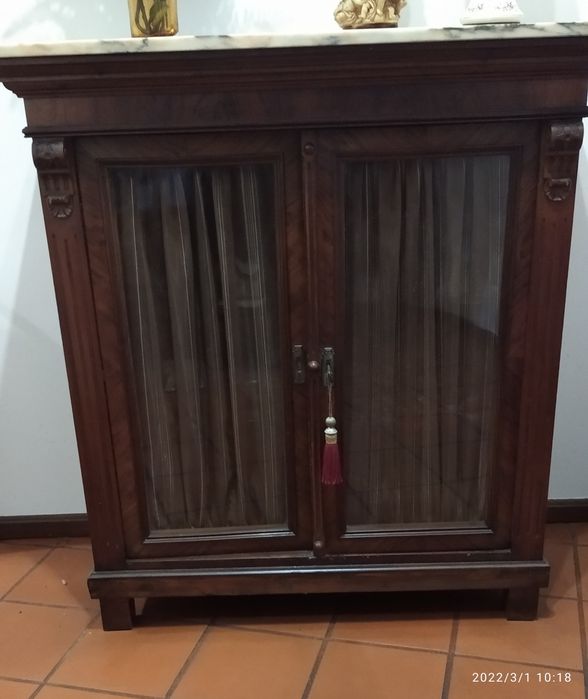 Móvel antigo com pedra mármore