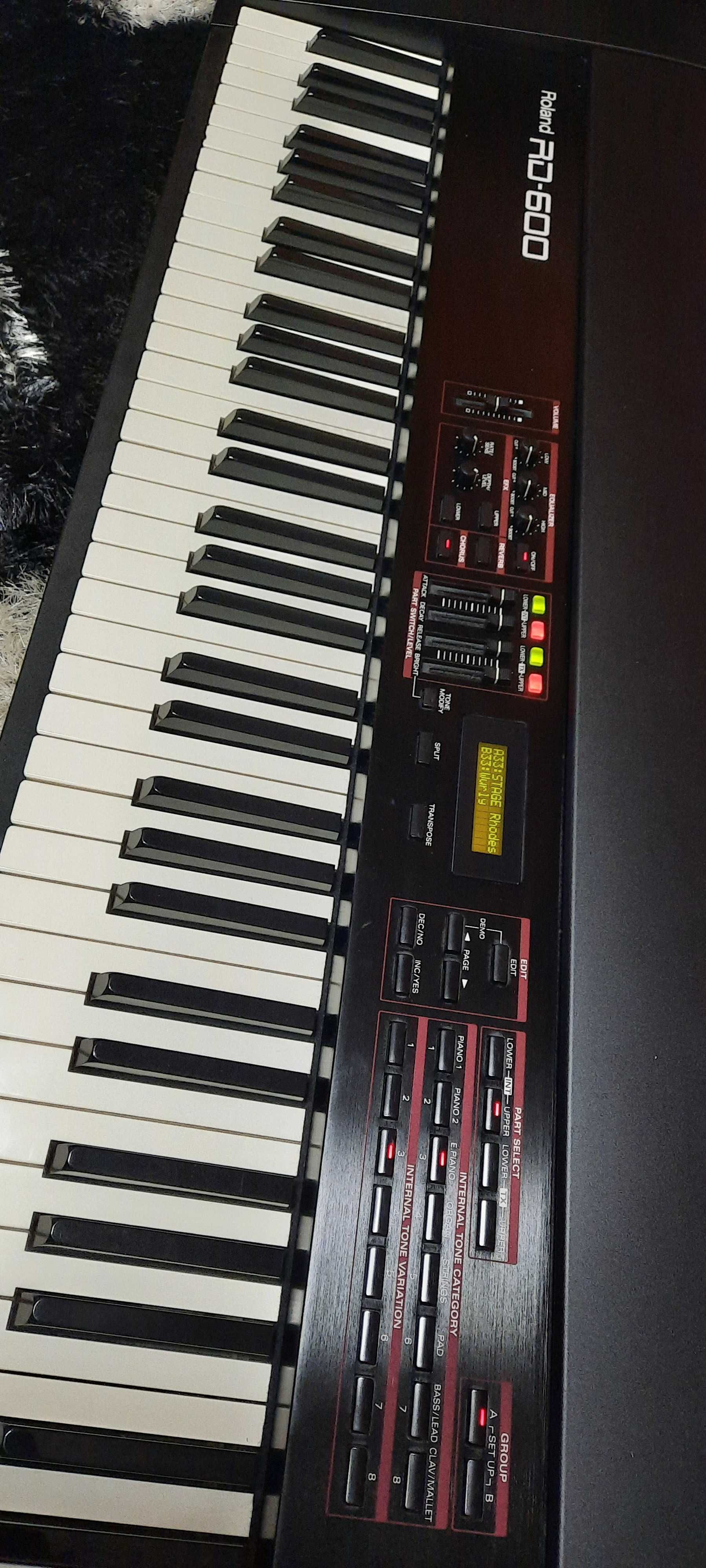 Roland RD-600 Digital Piano, Teclado, com 88 teclas contrabalanceadas.