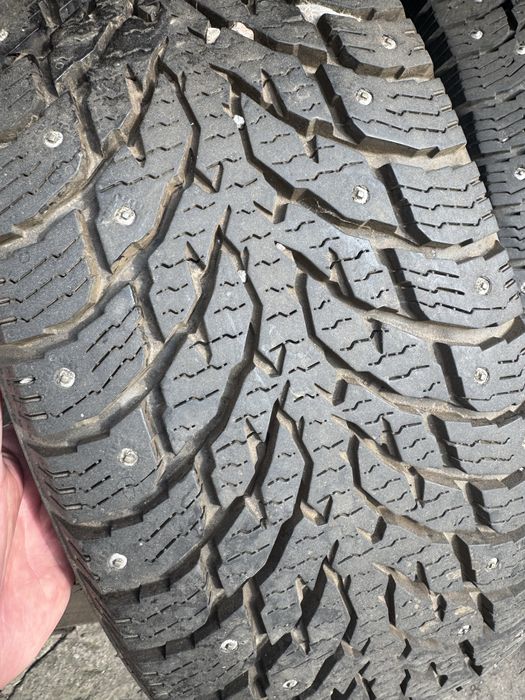 ШиниNokian hakkapelita tyres 215/60/17 с цешка вантажна кінець 22 року
