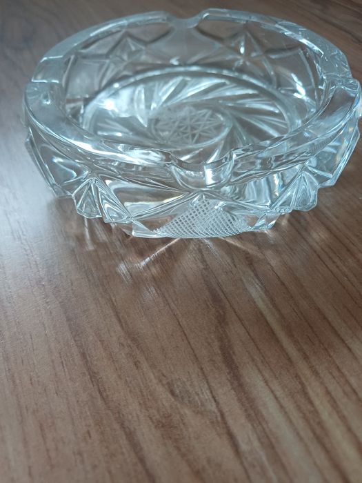 Kryształowa popielniczka nowa.