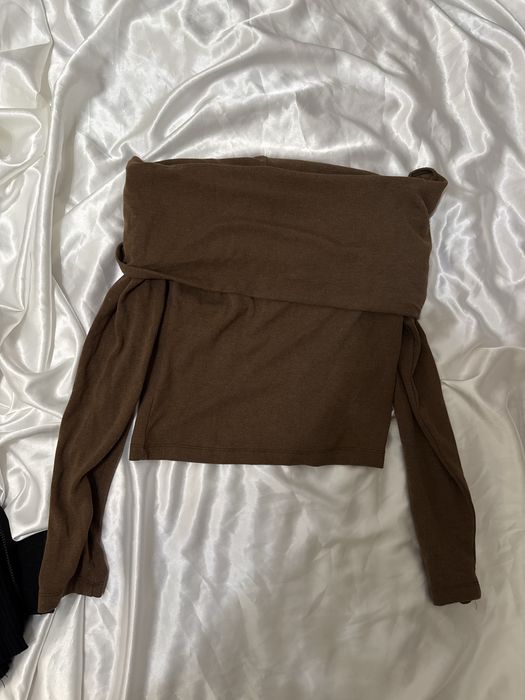 Шоколадний лонгслів із відкритими плечиками