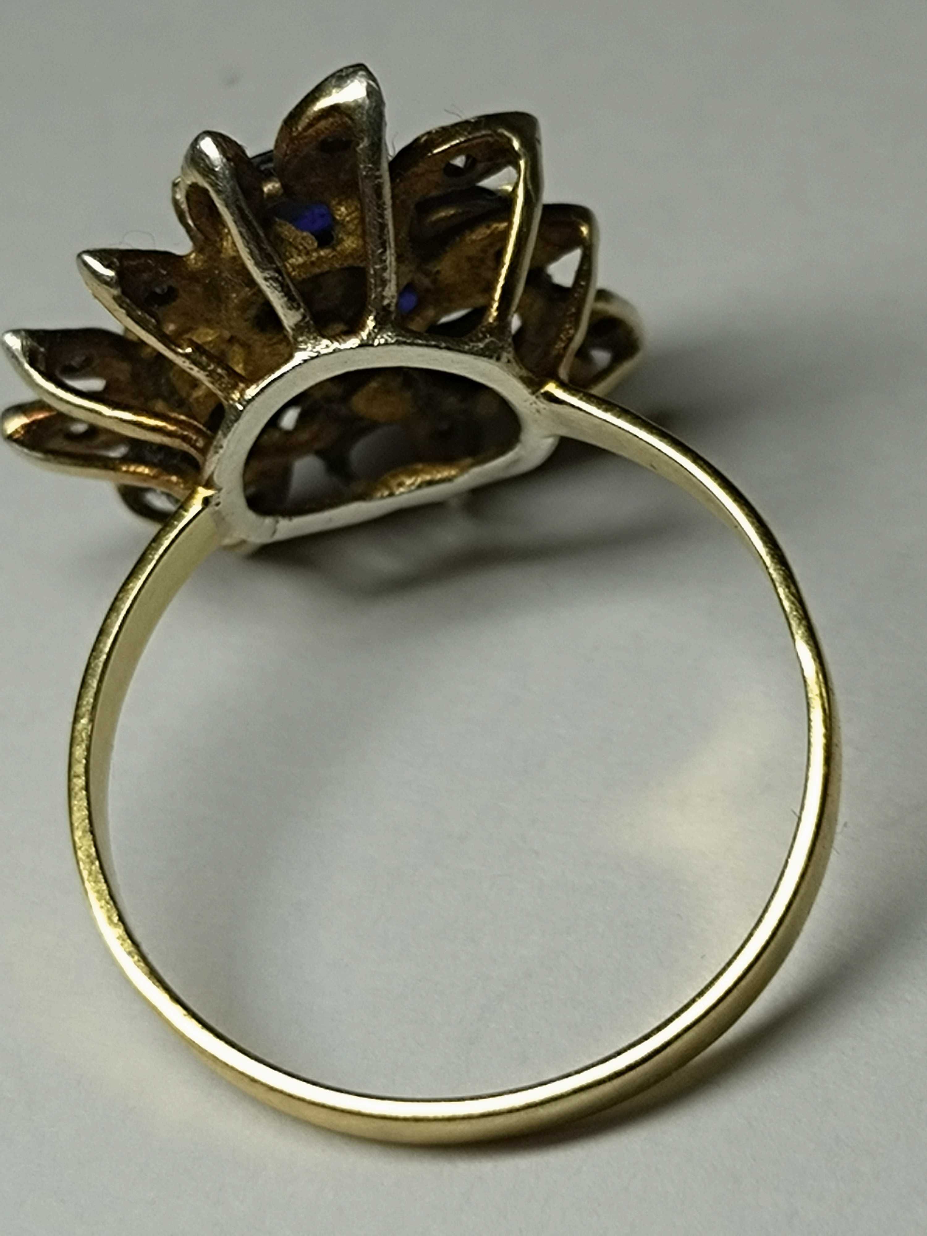 Złoty pierścionek z szafirami i diamentami