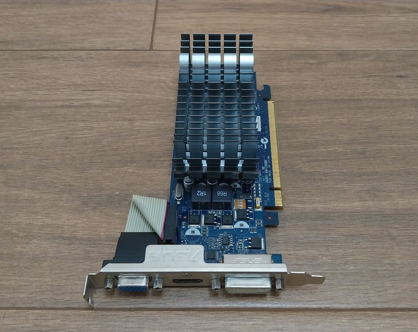 Placa gráfica Asus GT210 com 1 Gb DDR3