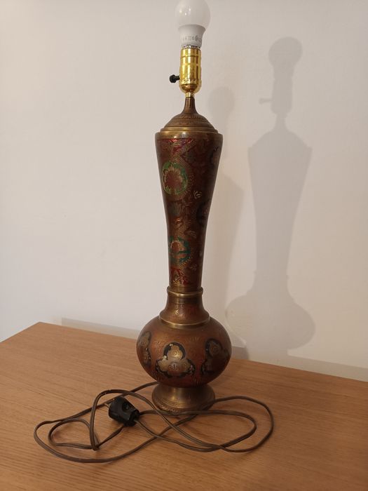 Lampa stojąca stolikowa  z mosiądzu z orientalnym ornamentem.
