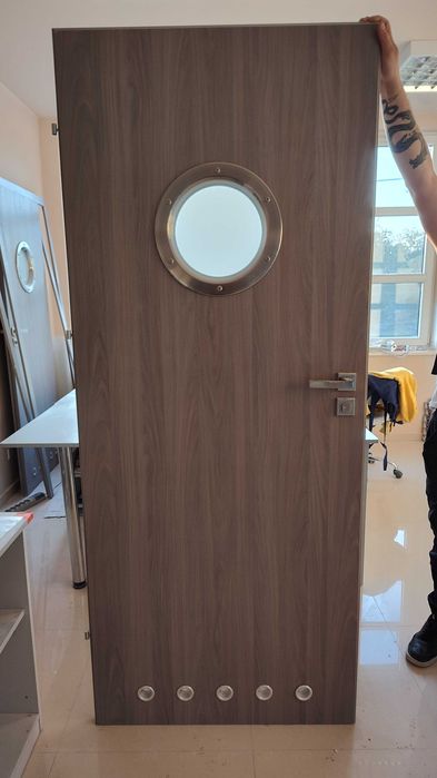 2x drzwi łazienkowe lewe, szerokość 80cm.