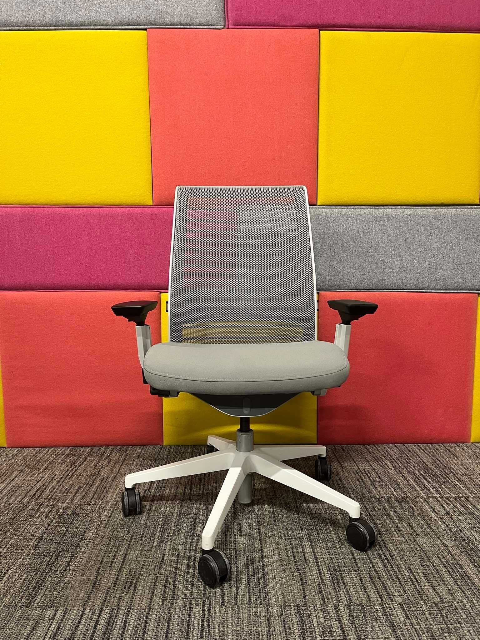 Fotel biurowy obrotowy Steelcase Think biały super stan duża ilość!