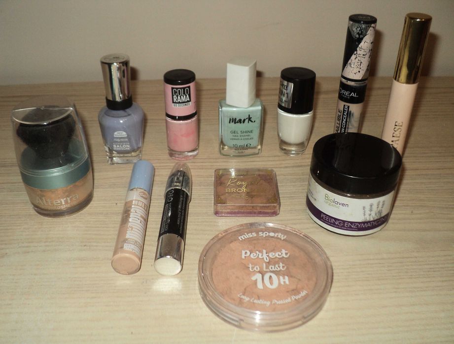 Kosmetyki używane lakiery korektory tusz i inne