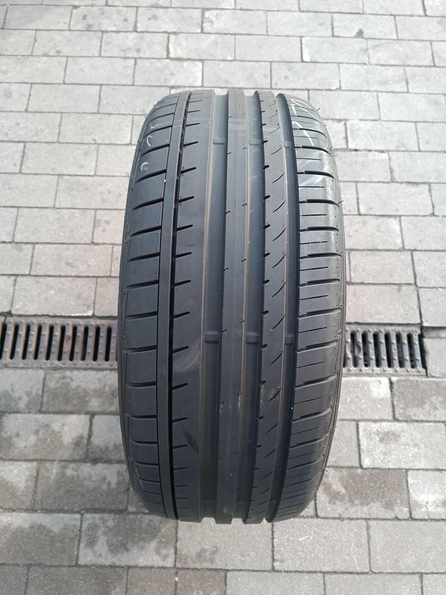 225/45ZR18 Falken Azenis FK453. 225/45R18  95Y
