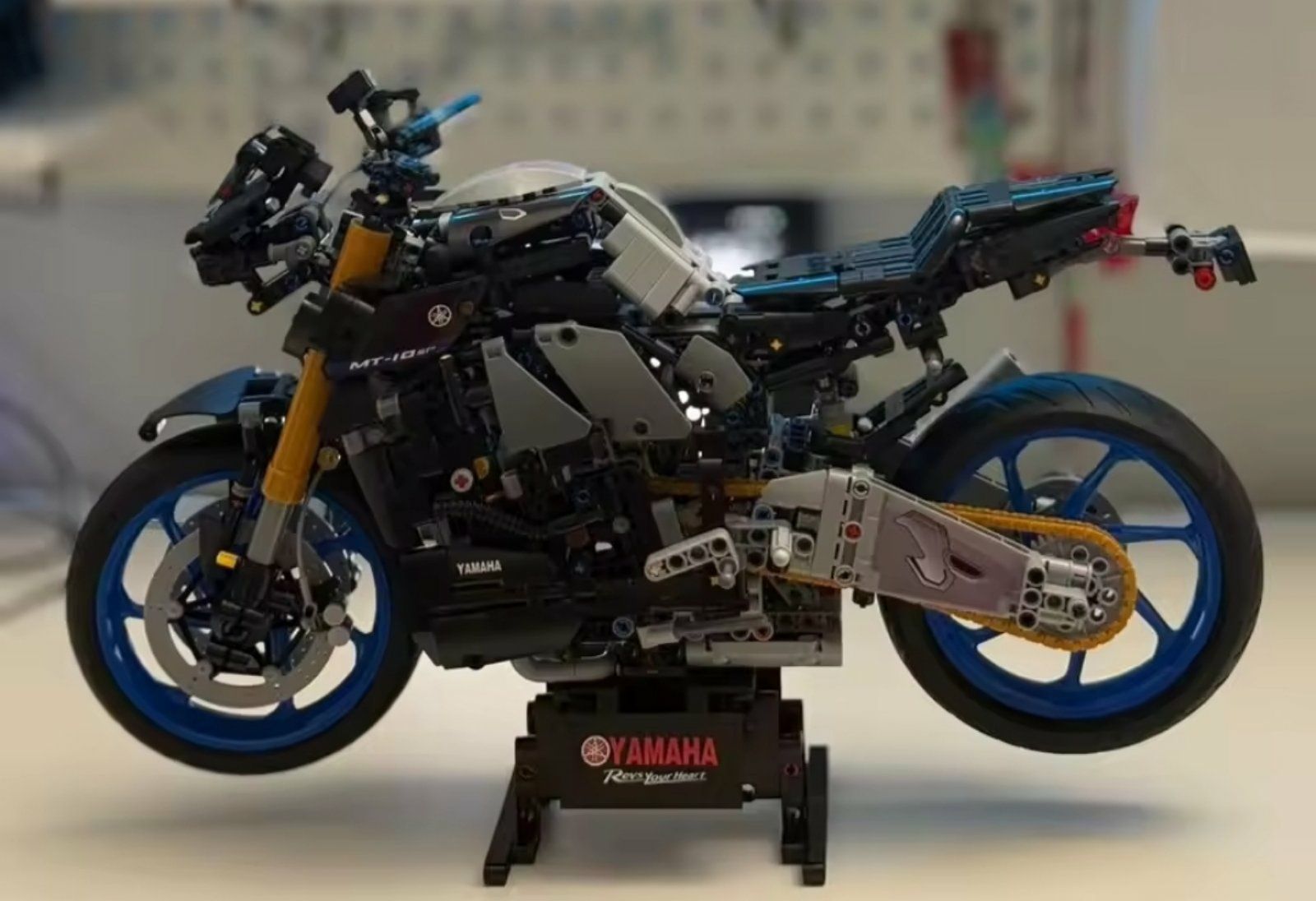 Конструктор мотоцикл Yamaha MT 10 S  . 1478 деталей Lego Technic 42159