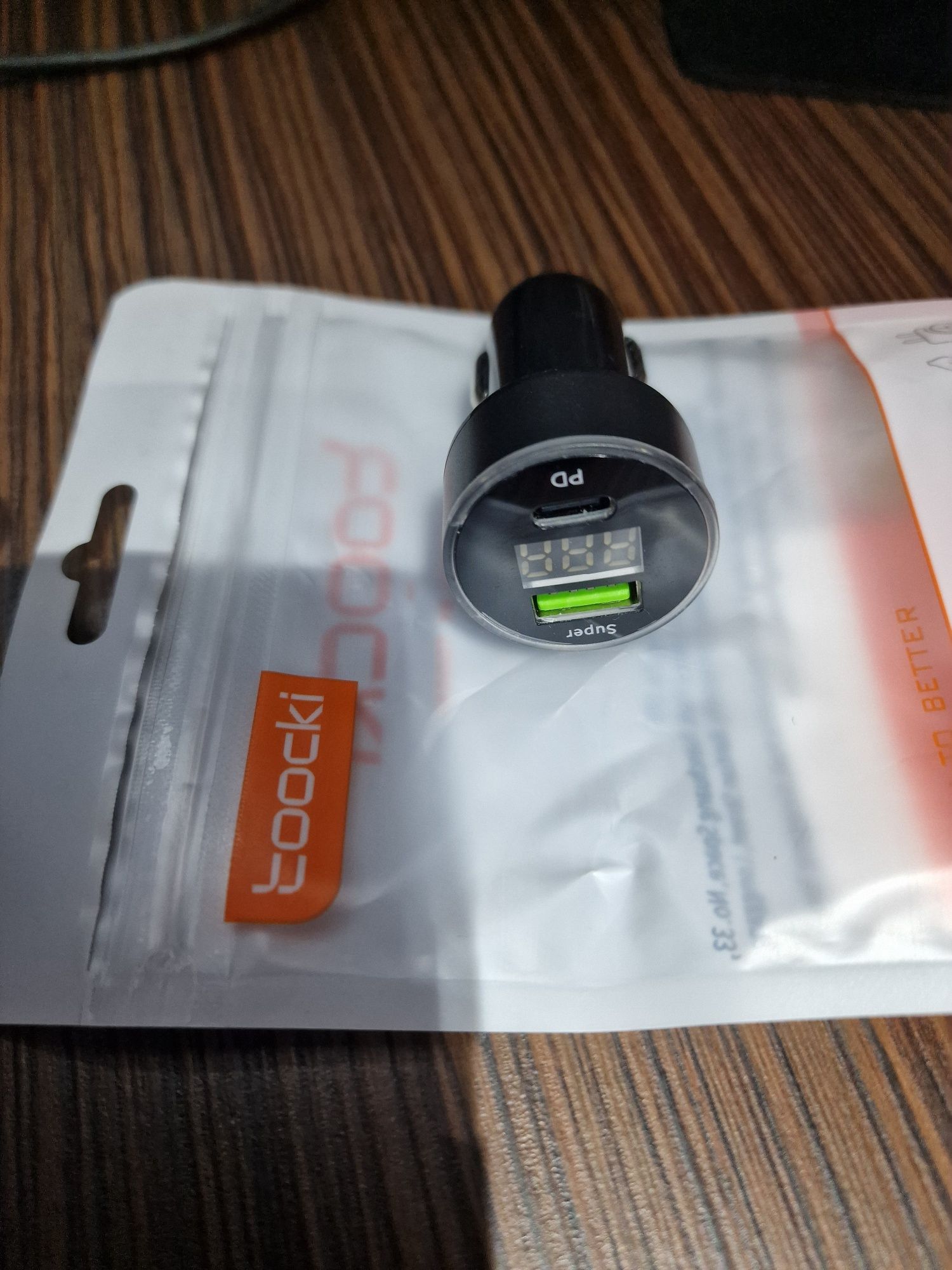 Ładowarka samochodowa USB, USB-C, pomiar napięcia akumulatora