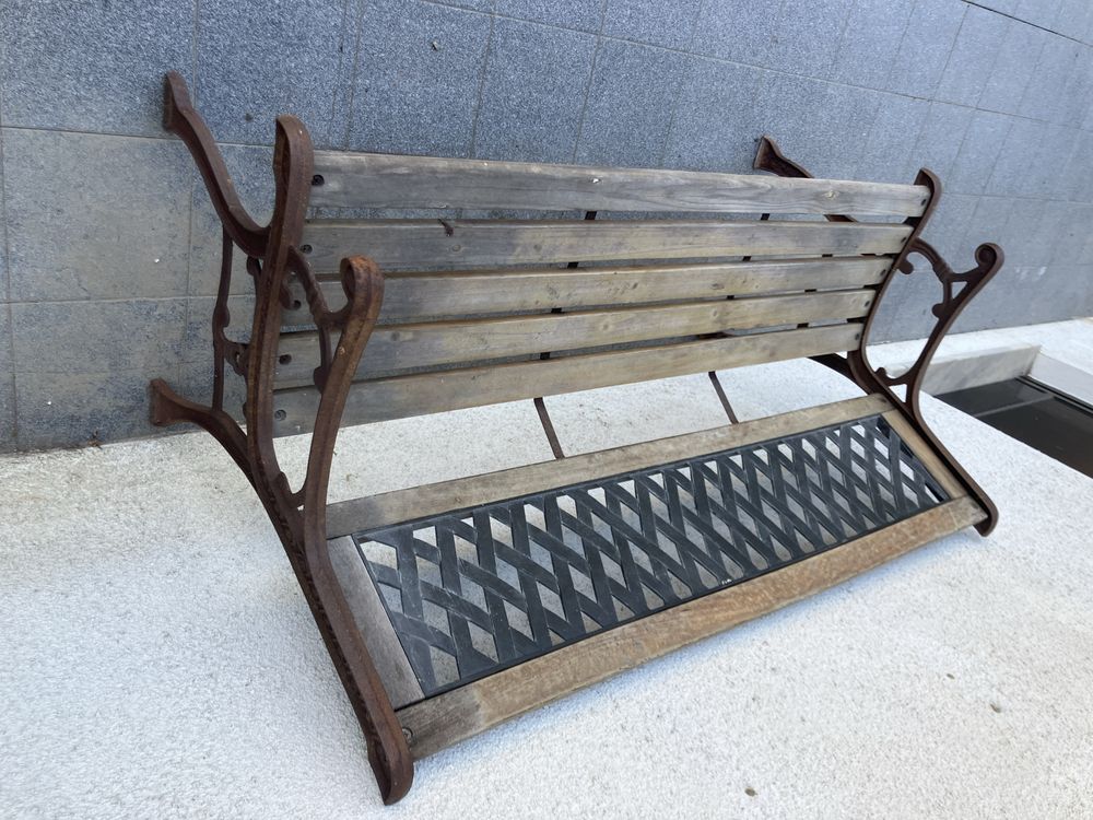 Banco de jardim em ferro e madeira