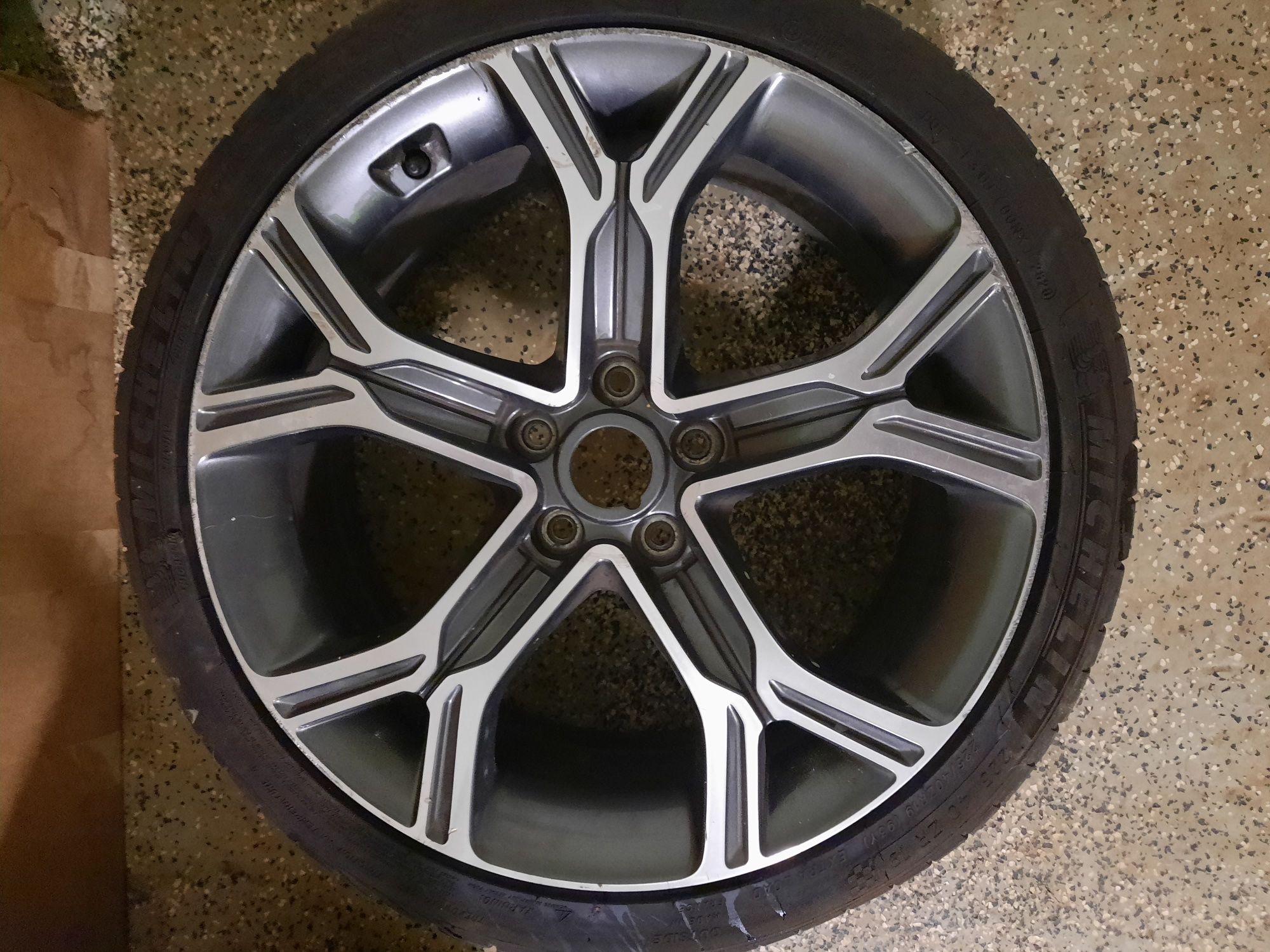 Aluminiowa felga pięcioramienna z oponą michelin