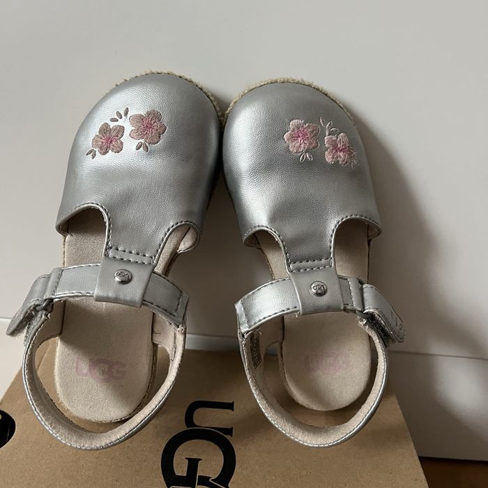 Sandałki srebrne Ugg rozmiar 27.5 Nowe