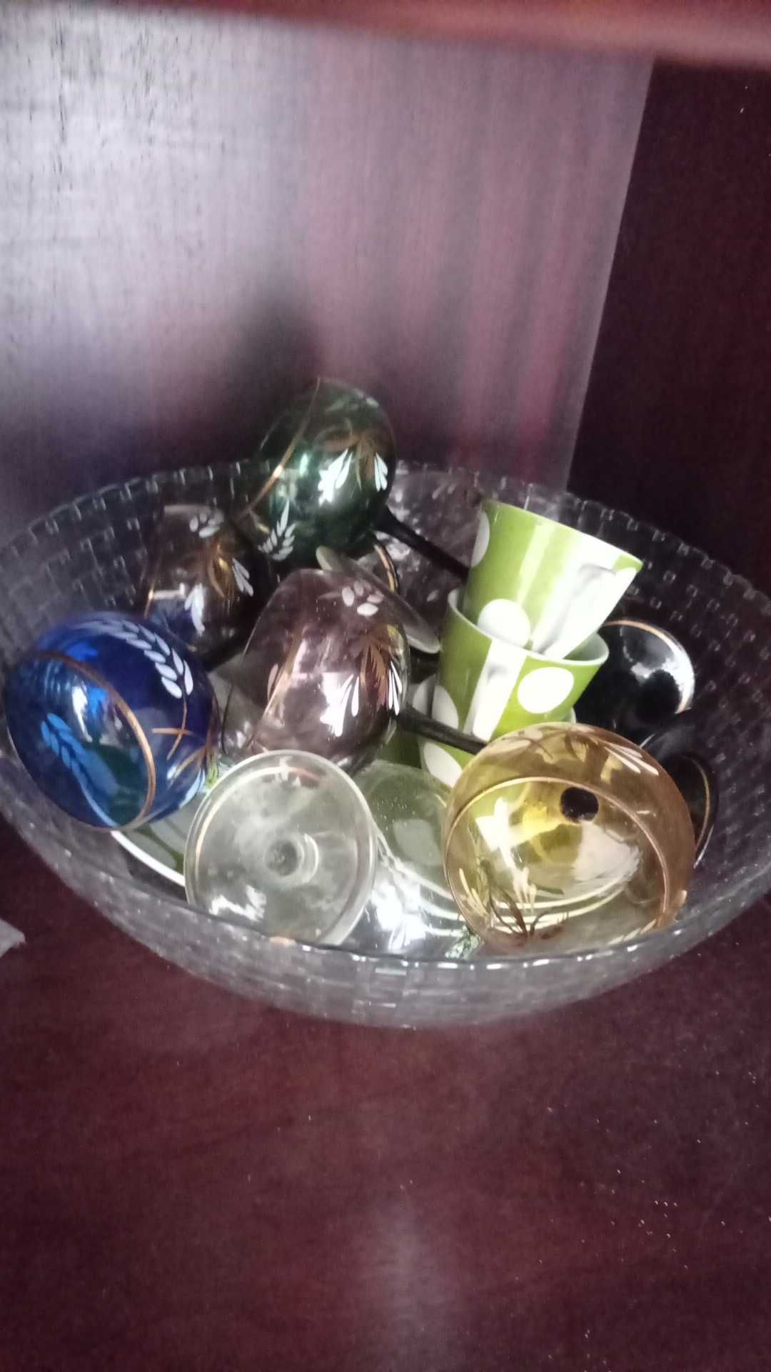 Vendo pratos, copos, canecas e objetos decorativos