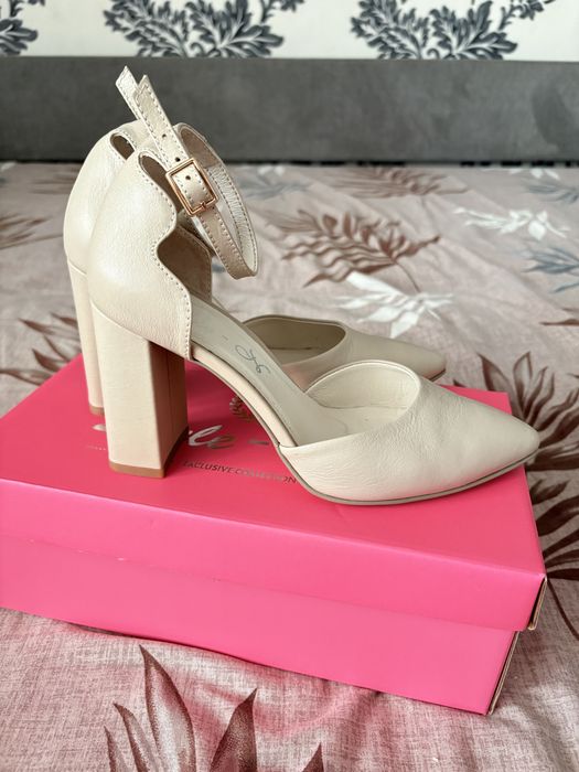 Бежеві босоніжки 38 розмір