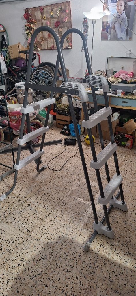 Escada para psicina de 90 a 107 cm de altura