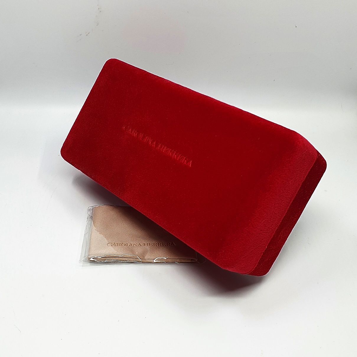Etui na duże okulary Carolina Herrera.