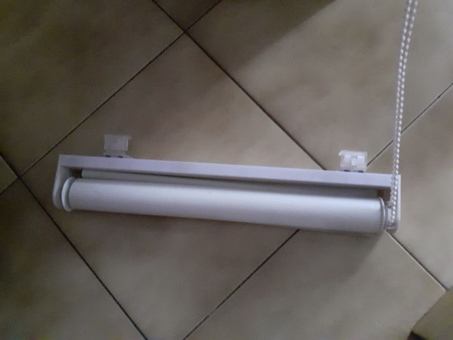 Żaluzją na wąskie okno