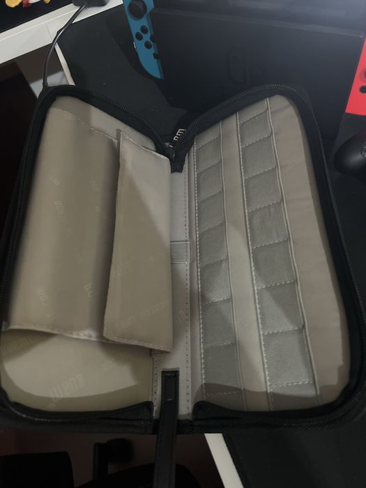 Nintendo Switch com dois jogos e suporte para o joy-con