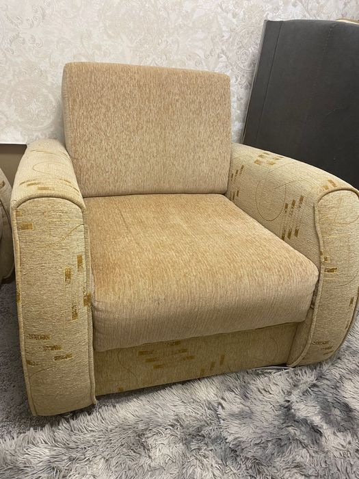 Два мʼякі крісла в вітальню