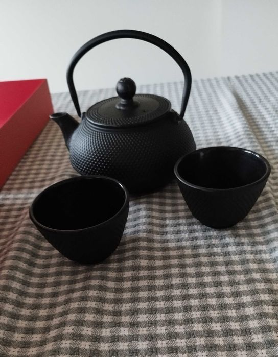 Żeliwny zestaw do herbaty w eleganckim pudełku
