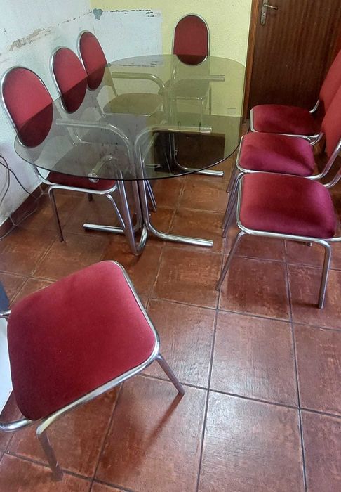 Mesa de vidro com 8 cadeiras