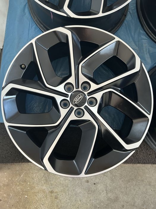 577 Felgi Aluminiowe FORD R 20 5x108 otwór 63,3 Bardzo Ładne Czarne