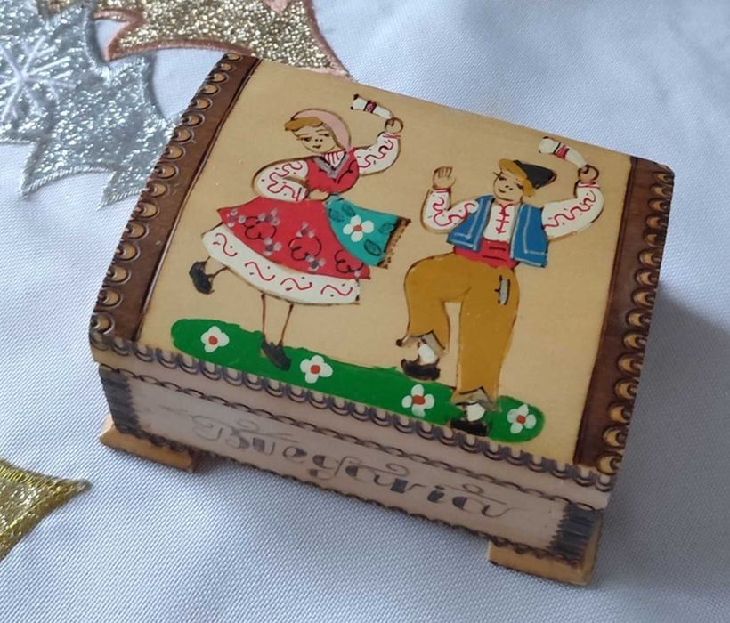 Ładna drewniana szkatułka Bułgaria stroje ludowe skrzyneczka drewno