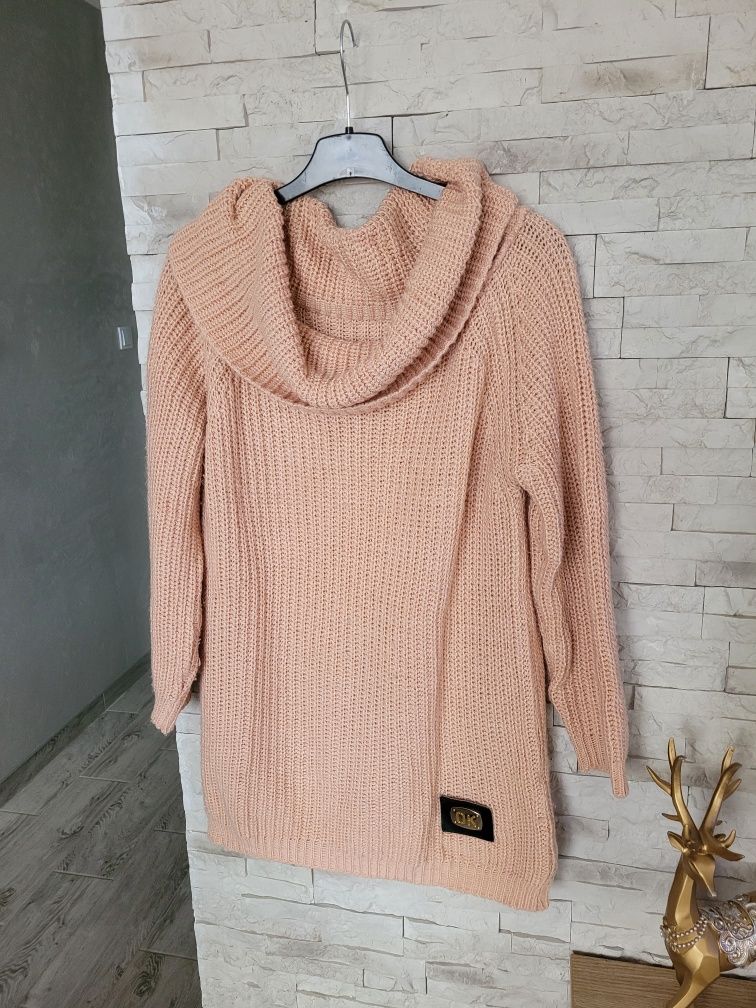 Długi dzianinowy gruby sweter pudrowy róż z dużym golfem L/XL