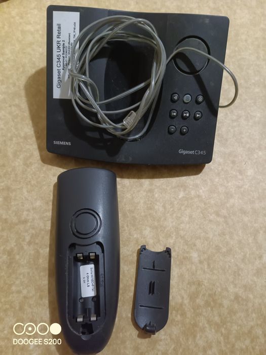 Продам п'ять стаціонарних телефонів. Один з USB