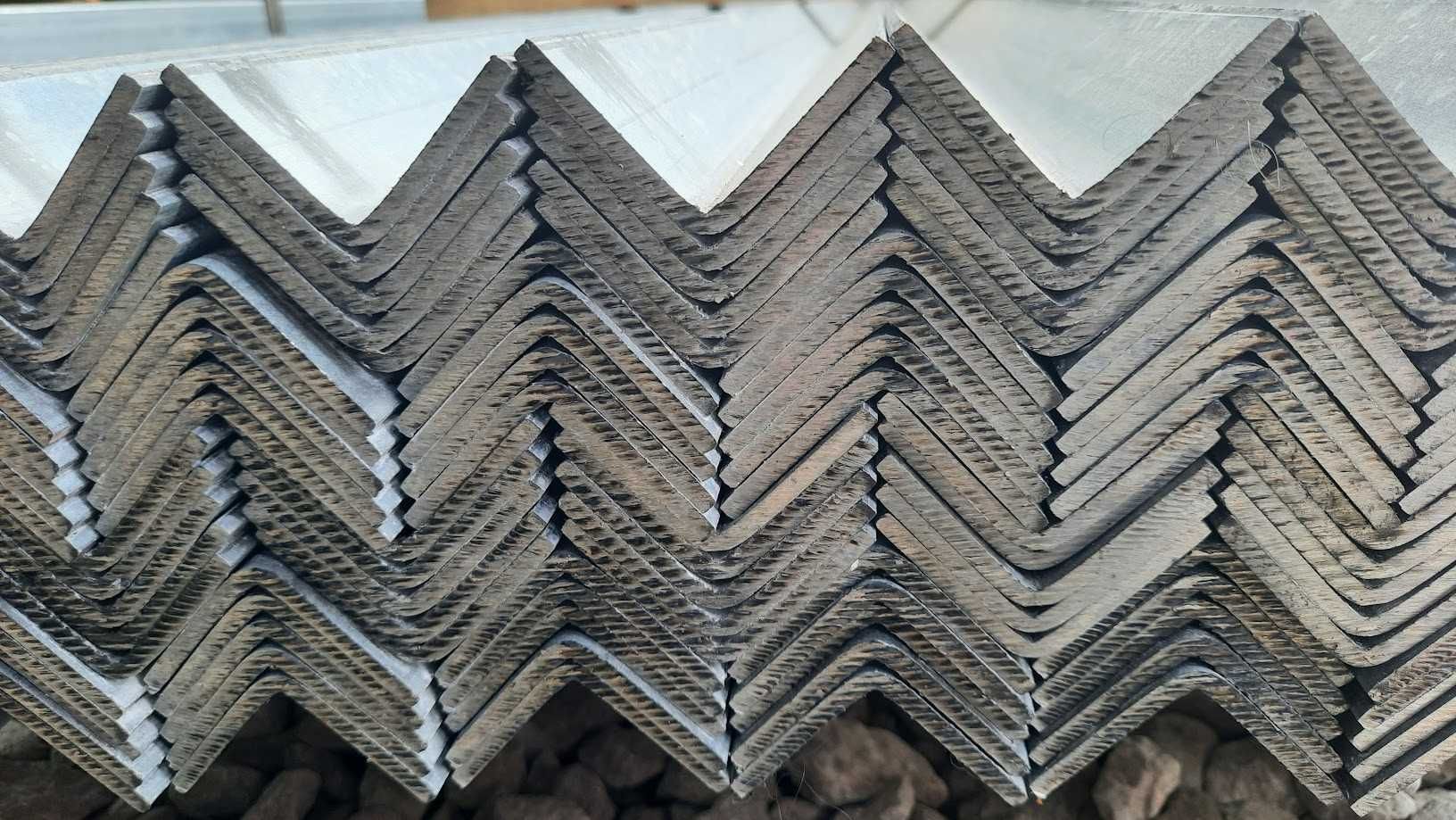 Słupek kątownik 45x45x4 ocynkowany, wys. 2,3m, GRATIS łącznik betonowy