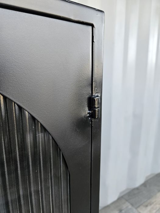 Czarna metalowa komoda szklane drzwiczki wyprzedaż