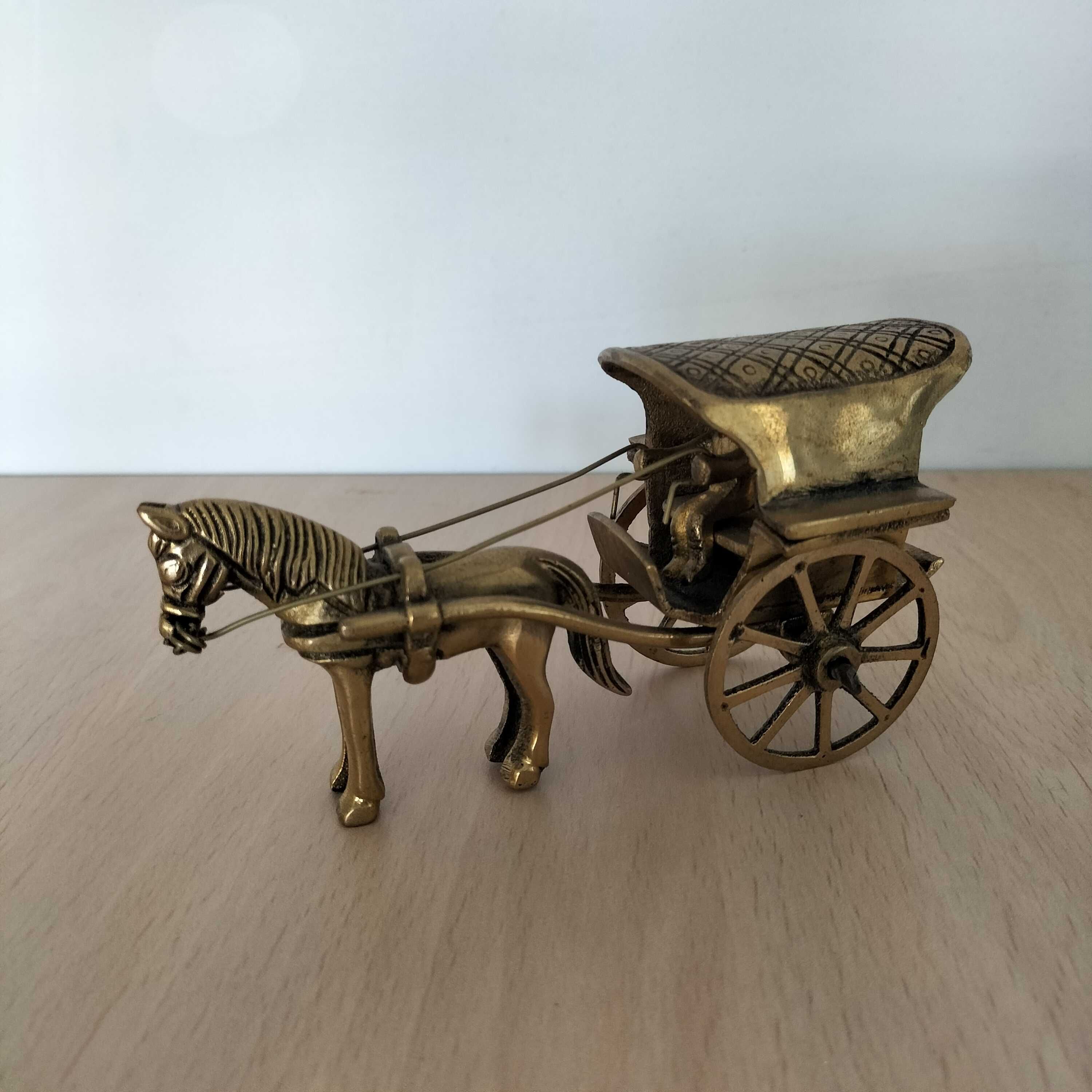 Estatueta coche em ferro dourado