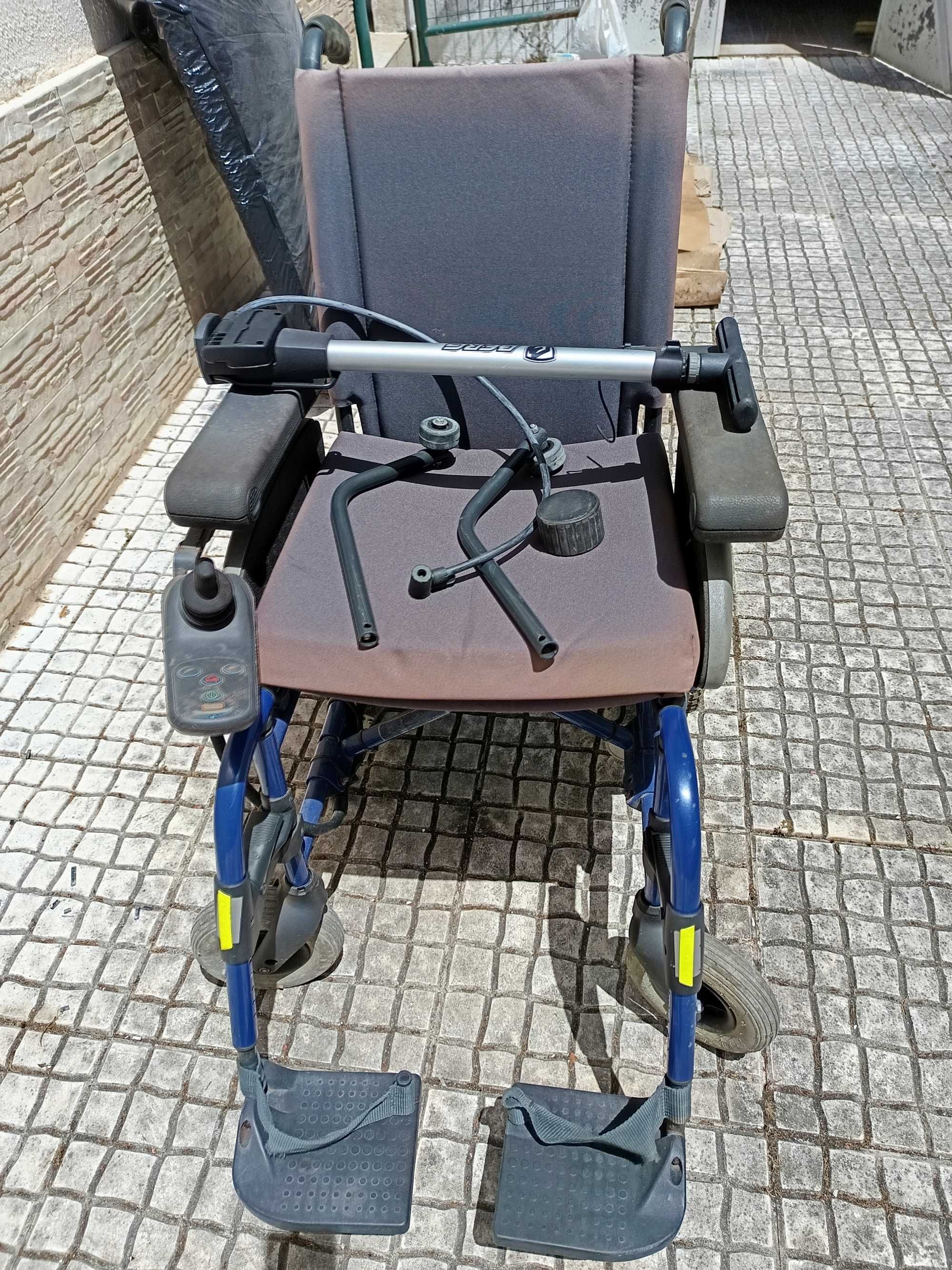Cadeira de rodas eléctrica com comando