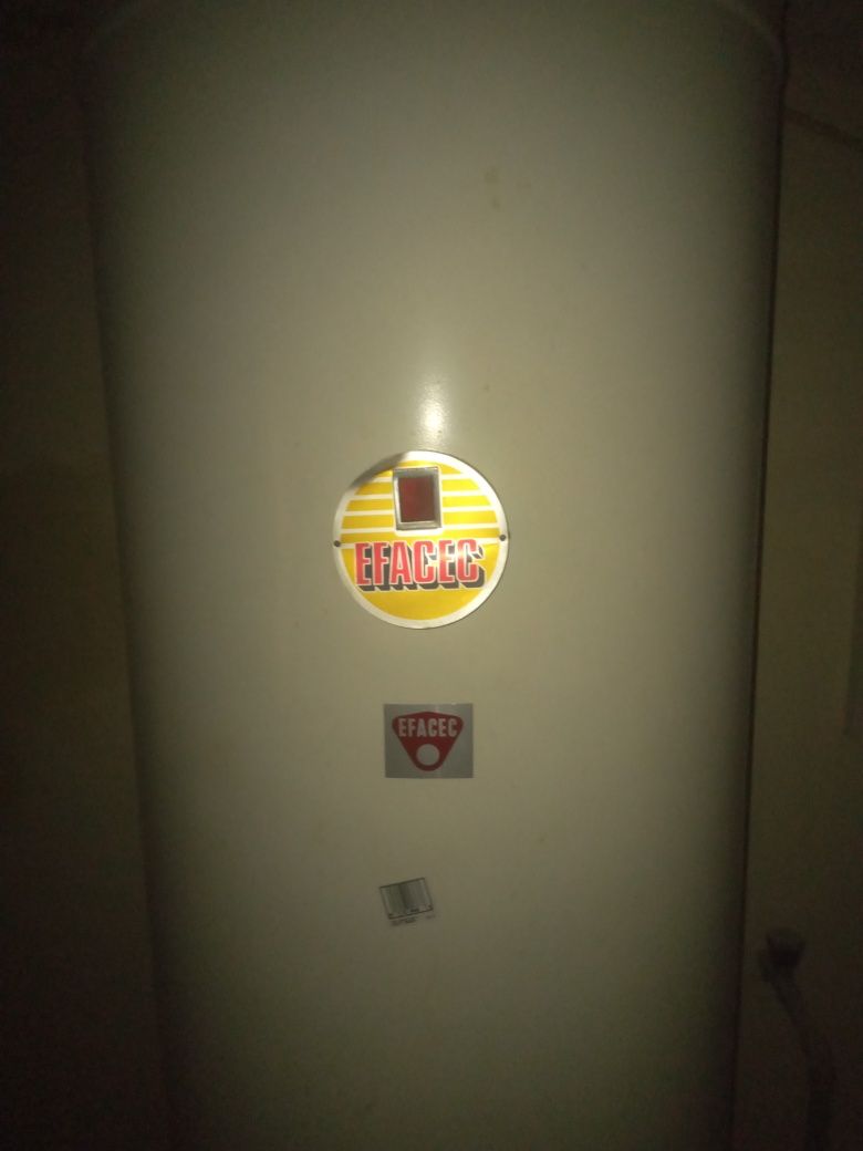 Vendo caldeira eléctrica em bom estado de conservação e funcionamento.