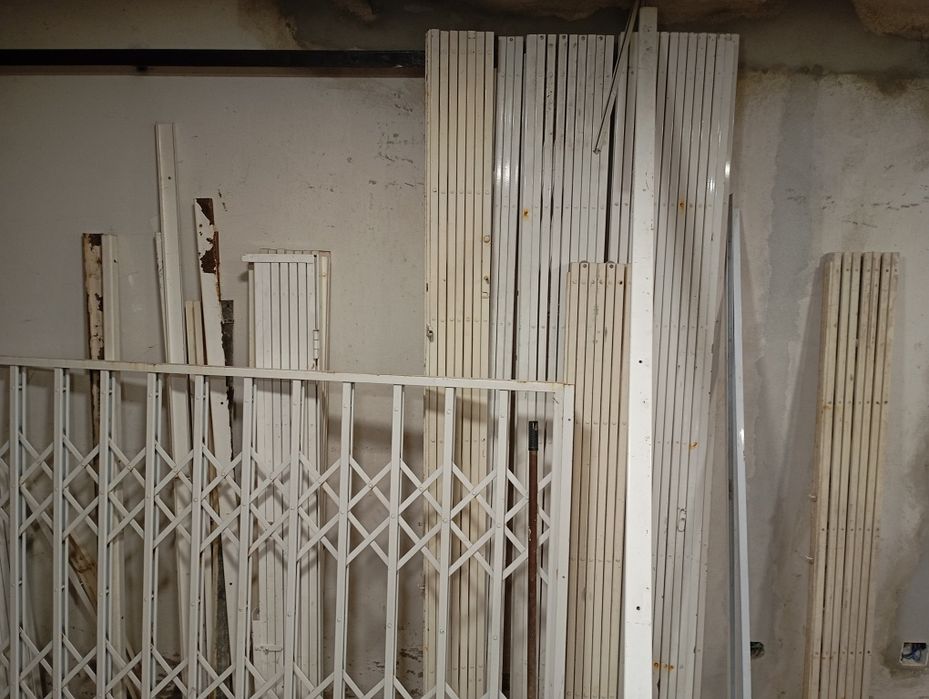 Grades de segurança, de cor branca, para proteção de portas e janelas