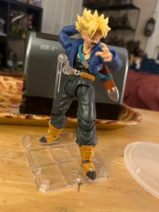 Figura Dragon Ball Z Super Saiyan Trunks SHF – 15 cm – Nova
