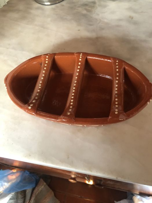 Varias peças de louça decorativa e cozinha