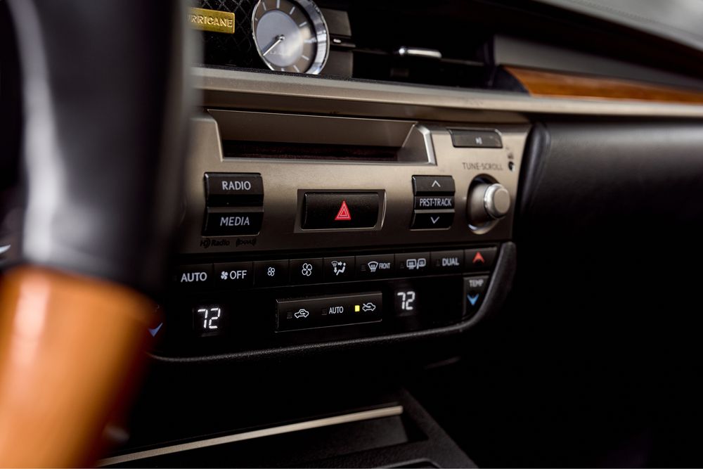 Продам Lexus ES300h 2,5 газ/бензин/гібрид 2014р обслужений, рест look