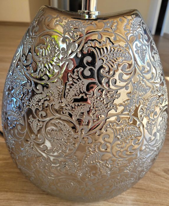 Sprzedam lampę stołową w konwencji glamour.