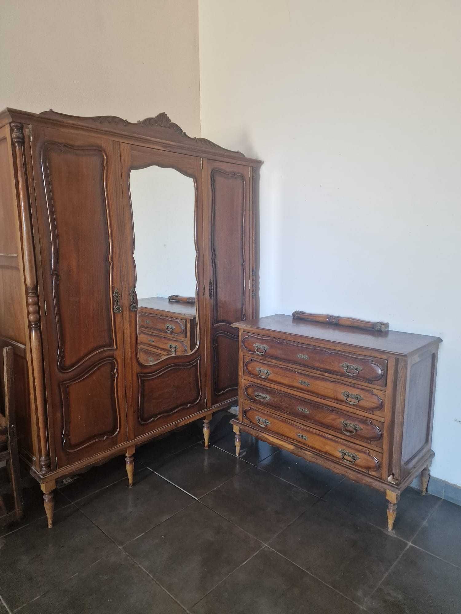 Roupeiro e Cómoda Antigos