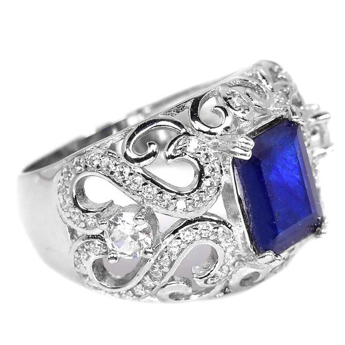 Кольцо из серебра 925 пробы с синим сапфиром .Размер 17