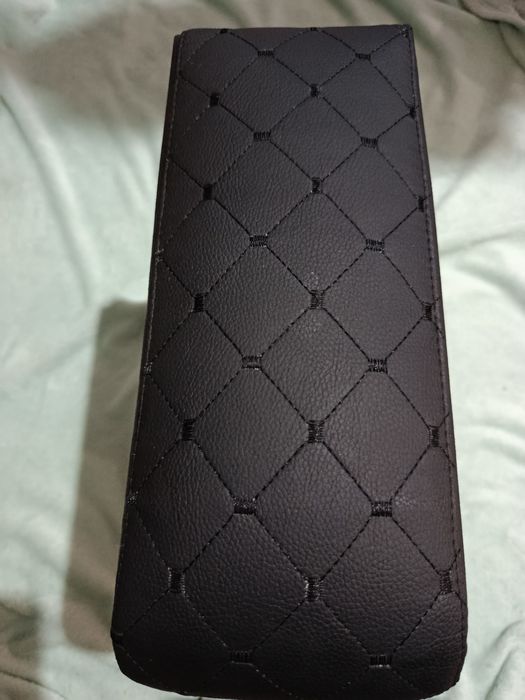 Подлокотник автомобільний універсальний.