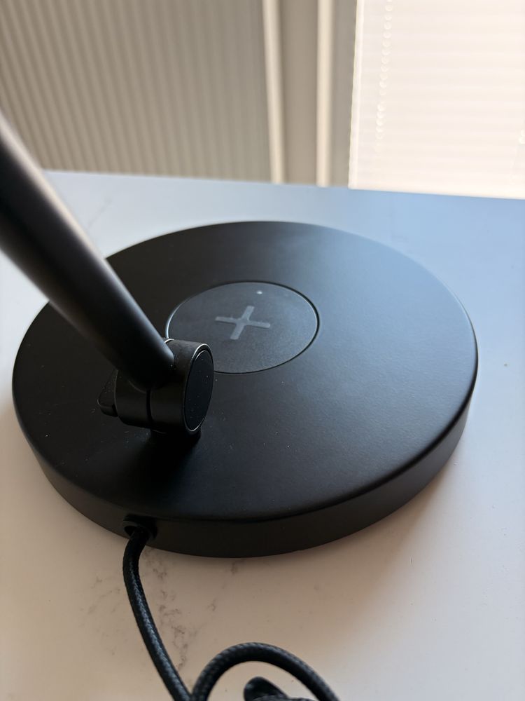 Lampka Ikea Nymane z ładowarką indukcyjną